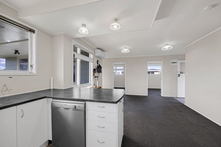 Photo of property in 25 Kamahi Avenue, Hawera, 4610