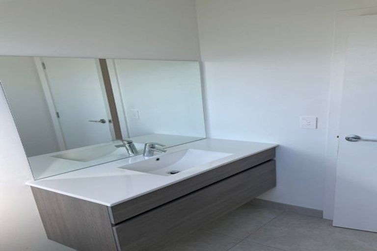 Photo of property in 3157 Great North Road, New Lynn, Auckland, 0600