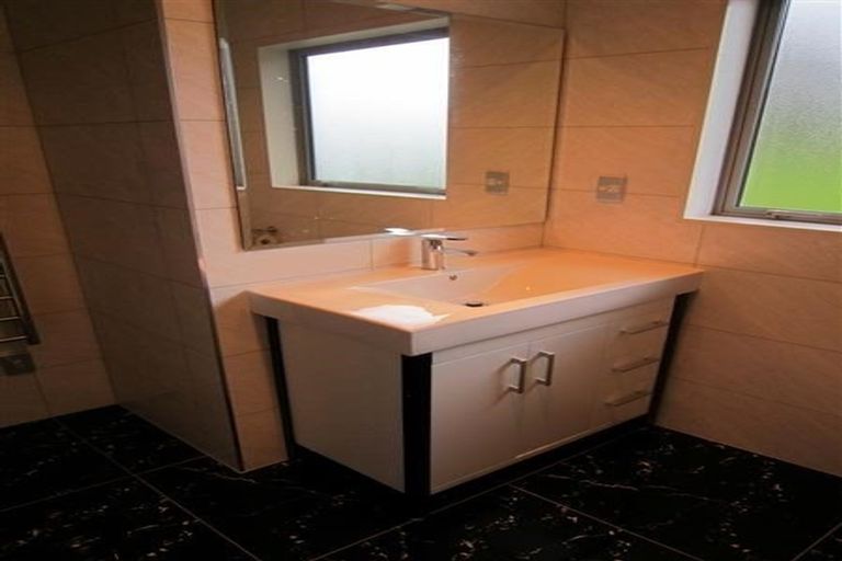 Photo of property in 36 Taipari Road, Te Atatu Peninsula, Auckland, 0610