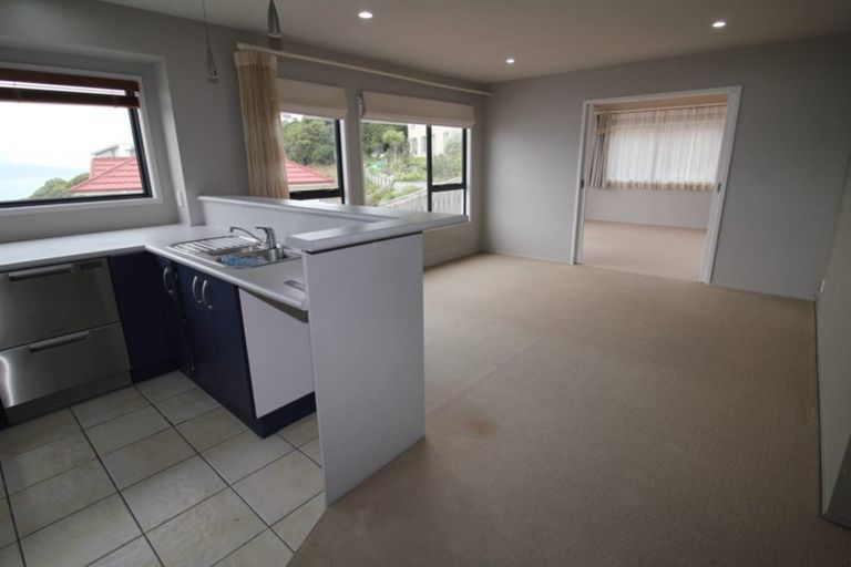 Photo of property in 28 Tamworth Crescent, Newlands, Wellington, 6037