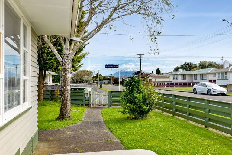 Photo of property in 1 Pacey Avenue, Hawera, 4610