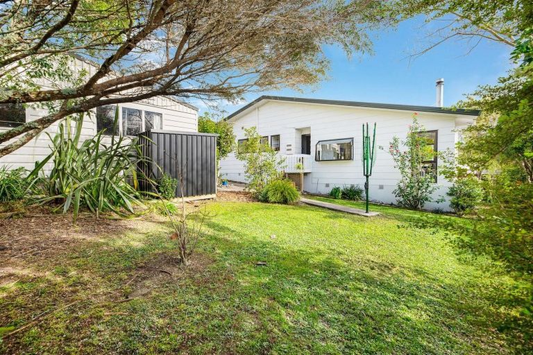 Photo of property in 20 Hassan Drive, Massey, Auckland, 0614