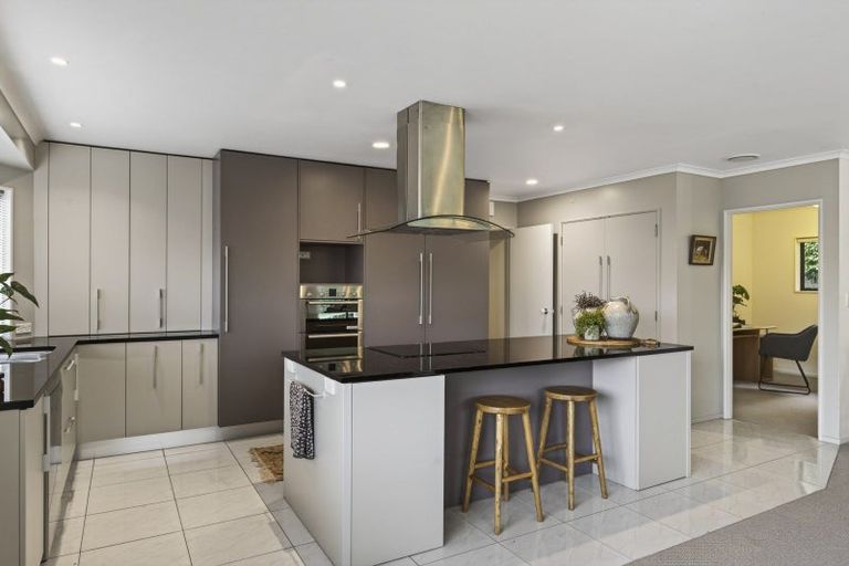 Photo of property in 15 Sandel Rise, Merrilands, New Plymouth, 4312