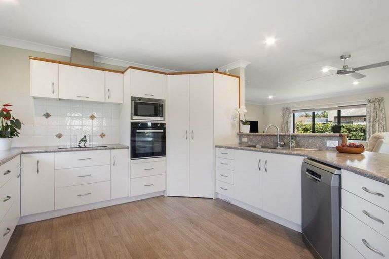 Photo of property in 2 Bransley Grove, Katikati, 3129