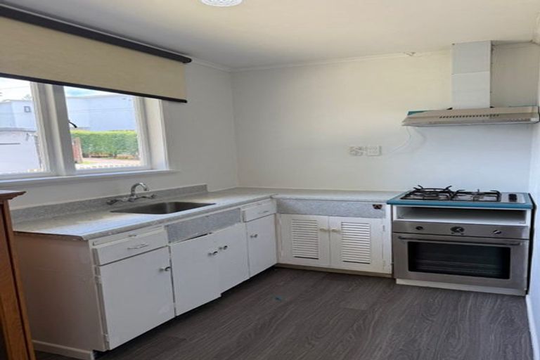 Photo of property in 5 Lynwood Road, New Lynn, Auckland, 0600