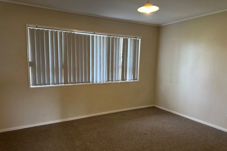 Photo of property in 1/2 Walter Strevens Drive, Conifer Grove, Takanini, 2112