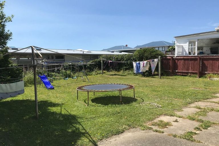 Photo of property in 87 Queens Drive, Lyall Bay, Wellington, 6022