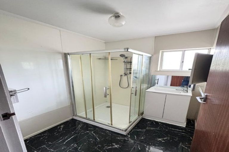 Photo of property in 1/130 Te Atatu Road, Te Atatu South, Auckland, 0610