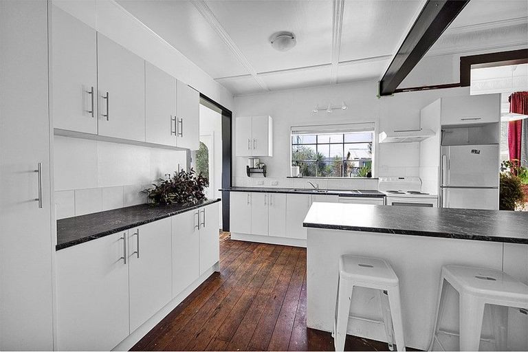 Photo of property in 5 Tawhiti Road, Hawera, 4610