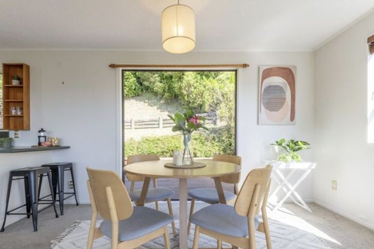 Photo of property in 44 Colchester Crescent, Newlands, Wellington, 6037