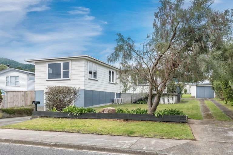 Photo of property in 46 Kaitawa Crescent, Paraparaumu, 5032
