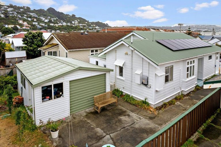 Photo of property in 70 Endeavour Street, Lyall Bay, Wellington, 6022