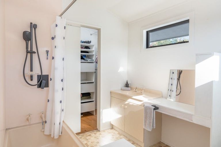 Photo of property in 21 Waiparemo Crescent, Pukawa Bay, Turangi, 3381
