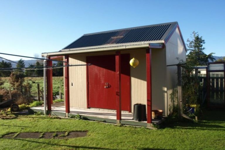 Photo of property in 15 Eastons Road, Westport, 7825