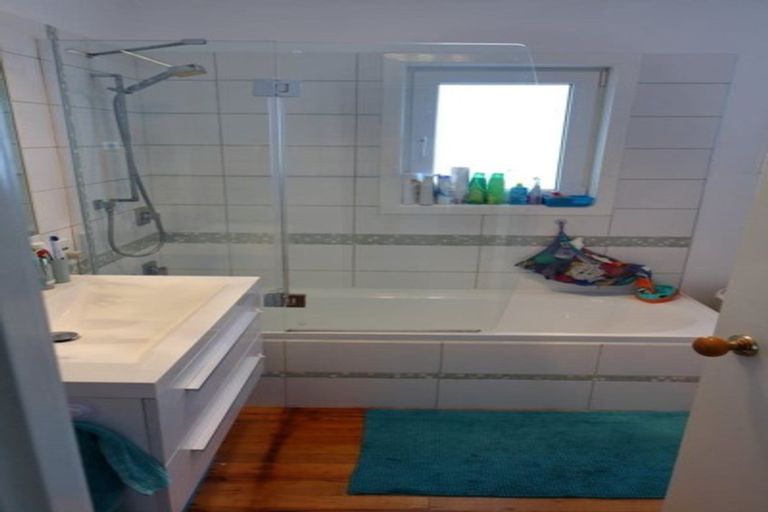 Photo of property in 8 Durham Street, Te Atatu Peninsula, Auckland, 0610