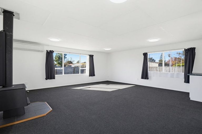 Photo of property in 26 Cumberland Place, Kelvin Grove, Palmerston North, 4414