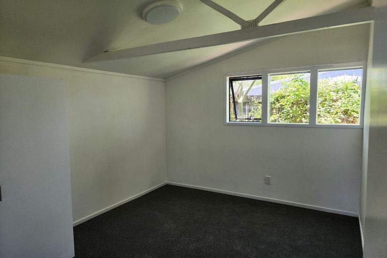 Photo of property in 52 Taipari Road, Te Atatu Peninsula, Auckland, 0610