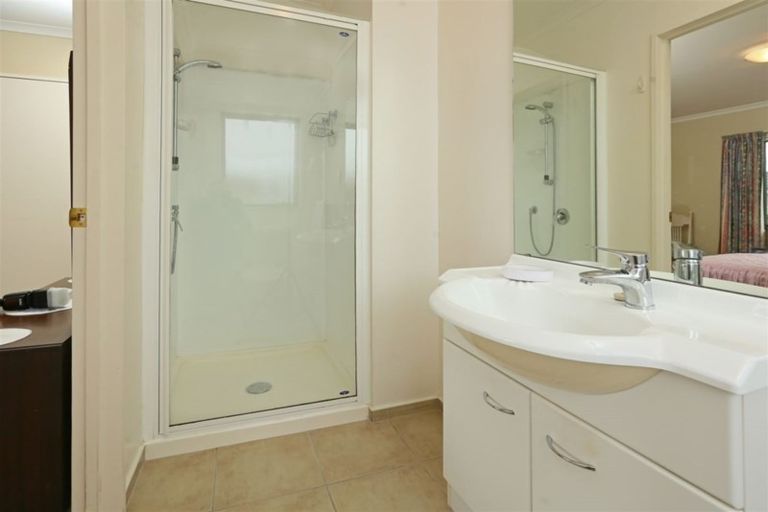 Photo of property in 18 Chelmsley Avenue, Henderson, Auckland, 0612