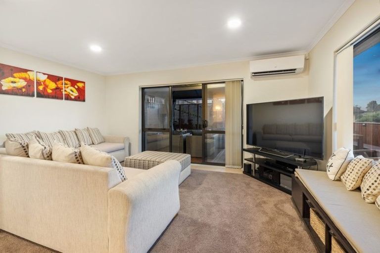 Photo of property in 121 Keri Vista Rise, Papakura, 2110