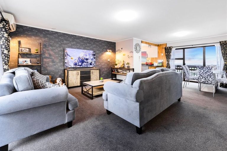 Photo of property in 2/262 Don Buck Road, Massey, Auckland, 0614