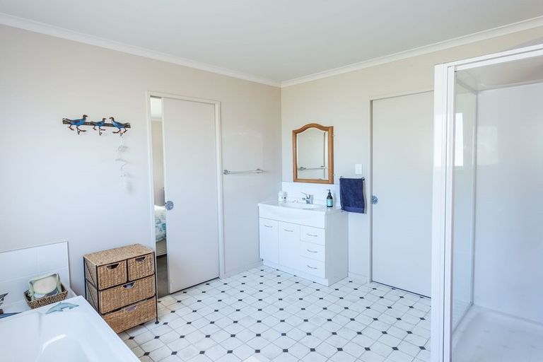 Photo of property in 2 Sam Meads Way, Greytown, 5712