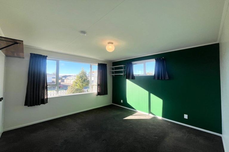 Photo of property in 4 Tiller Close, Kelvin Grove, Palmerston North, 4414