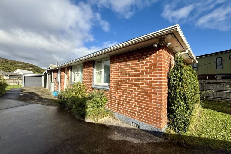 Photo of property in 5 Johnston Grove, Taita, Lower Hutt, 5011