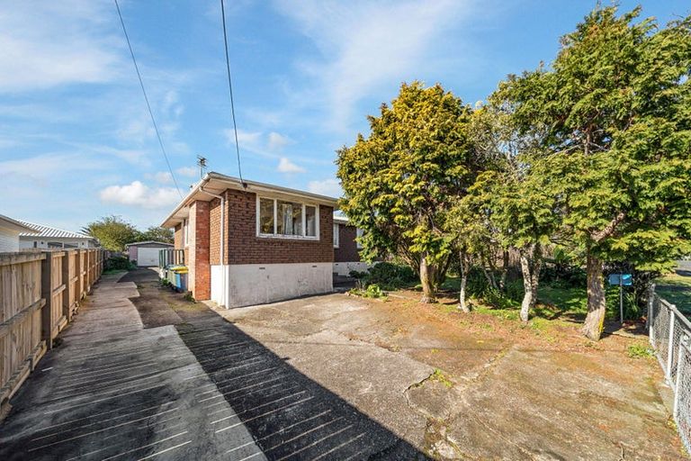 Photo of property in 3 Cobham Crescent, Kelston, Auckland, 0602