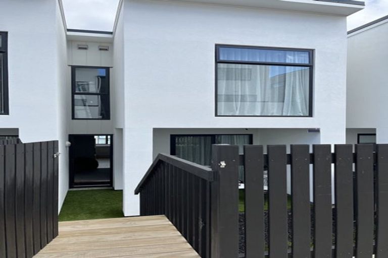 Photo of property in 2 Mikoikoi Crescent, Mangere Bridge, Auckland, 2022