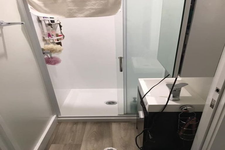 Photo of property in 87b Kelburn Parade, Kelburn, Wellington, 6012