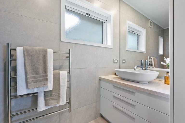 Photo of property in 1/28a Ravenwood Drive, Forrest Hill, Auckland, 0620