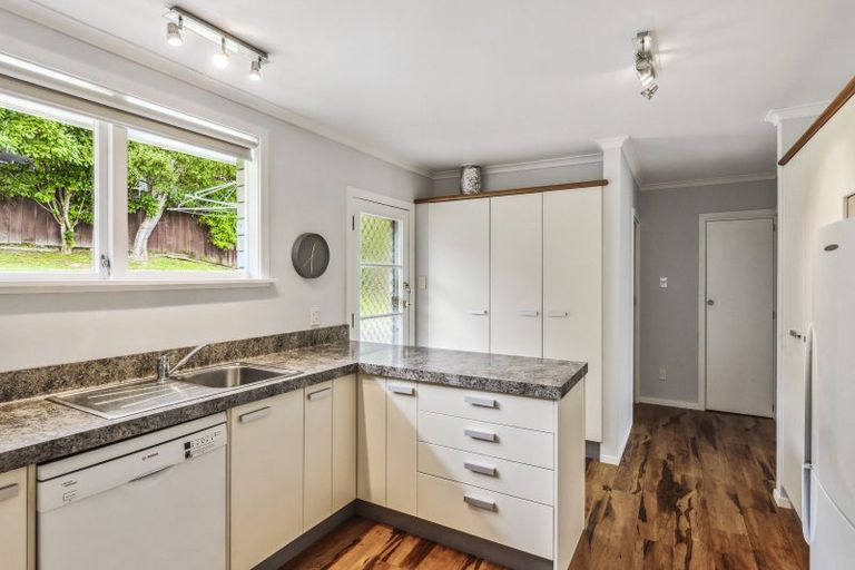 Photo of property in 51 Kakariki Grove, Waikanae, 5036