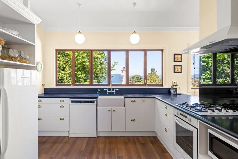 Photo of property in 2 Cobden Crescent, Bluff Hill, Napier, 4110