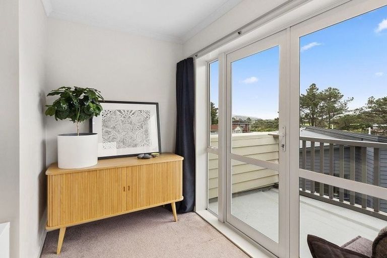 Photo of property in 55 Glanmire Road, Newlands, Wellington, 6037