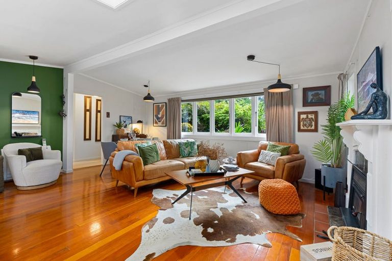 Photo of property in 9 Otitori Bay Road, Titirangi, Auckland, 0604