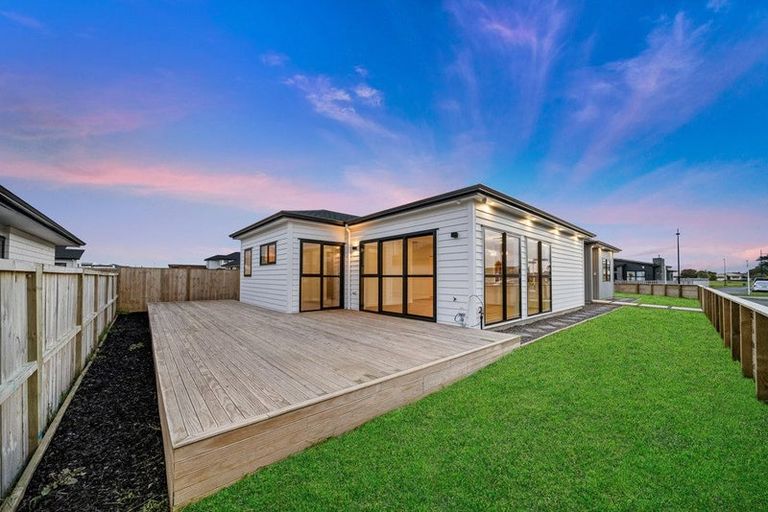 Photo of property in 28 Korowhiti Road, Clarks Beach, 2122