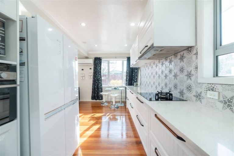 Photo of property in 8a Gloria Avenue, Te Atatu Peninsula, Auckland, 0610