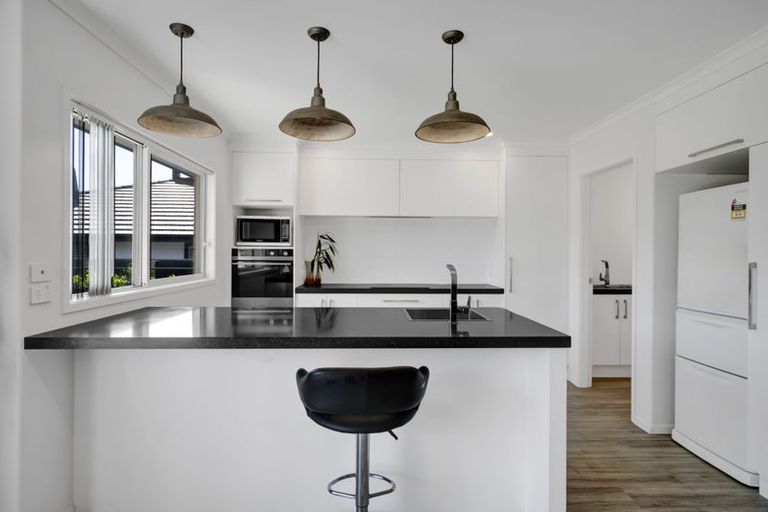 Photo of property in 12 Oakmont Crescent, Waiwhakaiho, New Plymouth, 4312