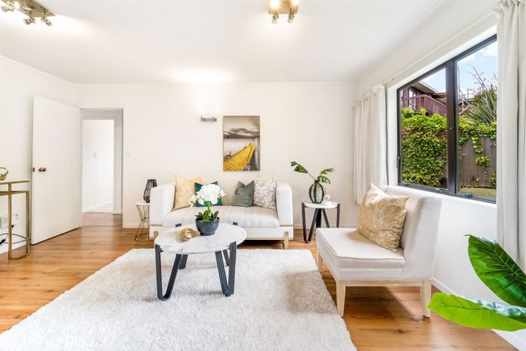 Photo of property in 2/19 Cassandra Grove, Totara Vale, Auckland, 0629