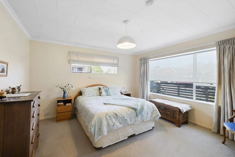 Photo of property in 13 John Guthrie Place, Merrilands, New Plymouth, 4312