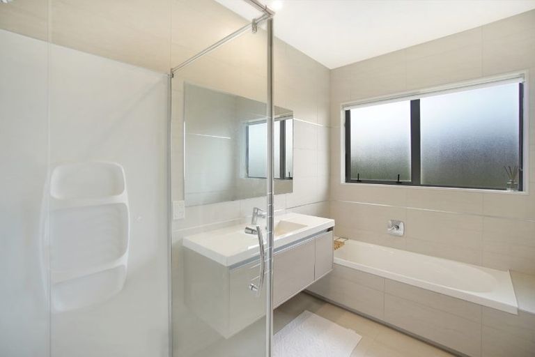 Photo of property in 14 Gelderland Way, Karaka, Papakura, 2113