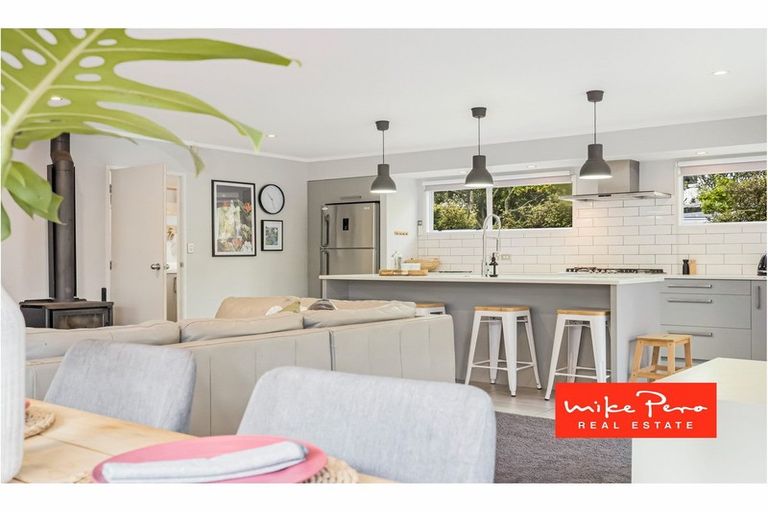 Photo of property in 2/33 Konini Road, Titirangi, Auckland, 0604