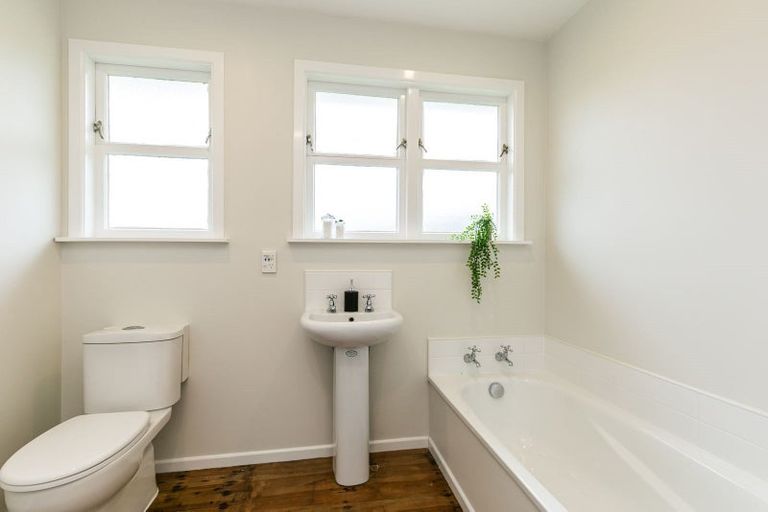 Photo of property in 6 Thurleigh Grove, Karori, Wellington, 6012