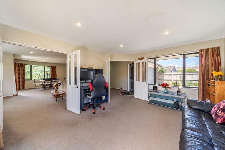 Photo of property in 14 Tararua Close, Aotea, Porirua, 5024