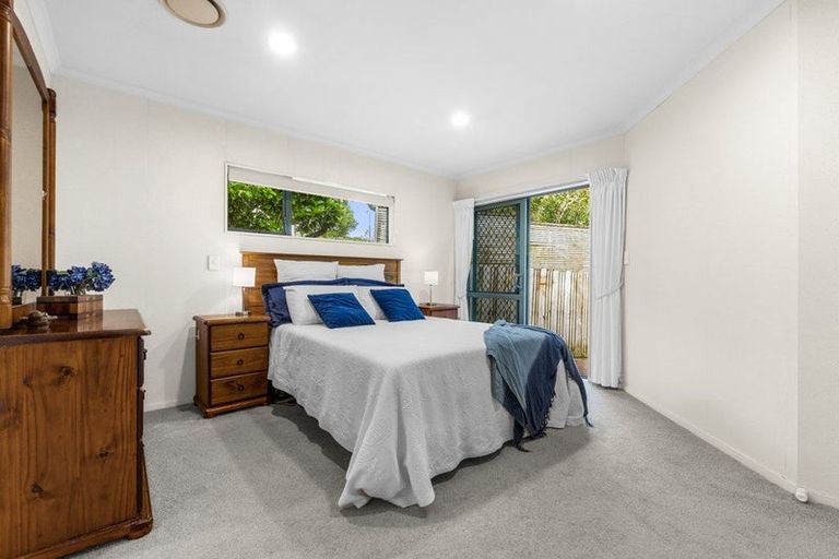 Photo of property in 16 Sherwood Grove, Northcross, Auckland, 0630