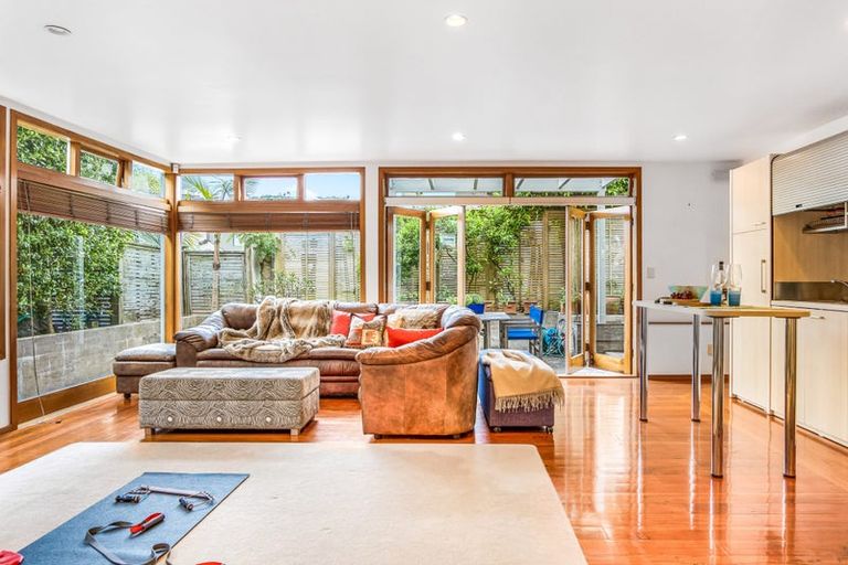 Photo of property in 43 Hauraki Road, Hauraki, Auckland, 0622