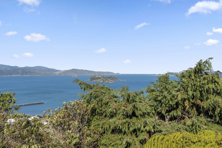 Photo of property in 25 Singers Road, Korokoro, Lower Hutt, 5012