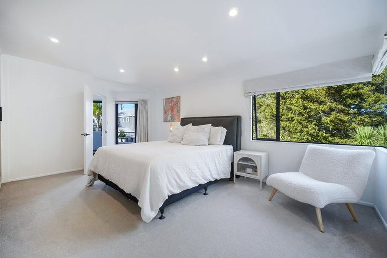 Photo of property in 2/15 Wernham Place, Northcote, Auckland, 0626