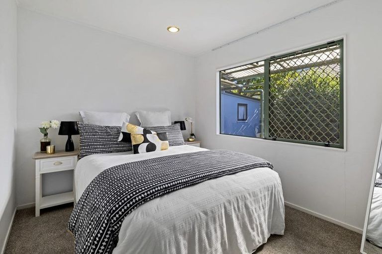 Photo of property in 18 Edgeworth Road, Glenfield, Auckland, 0629