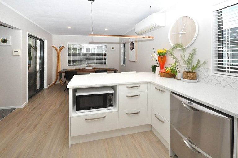 Photo of property in 27a Tahi Terrace, Glen Eden, Auckland, 0602